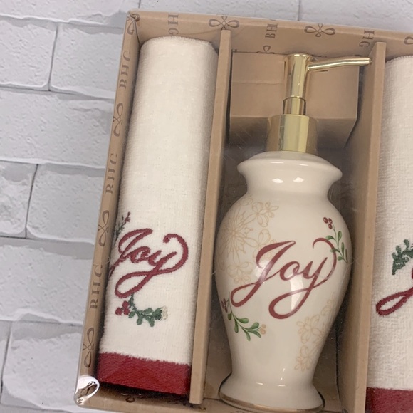 BHG Christmas Soap pump and towel set New in box Creme red Holly design - Picture 4 of 8